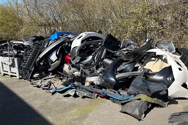 Collecte de déchets automobile, pare-chocs plastiques ou ferrailles